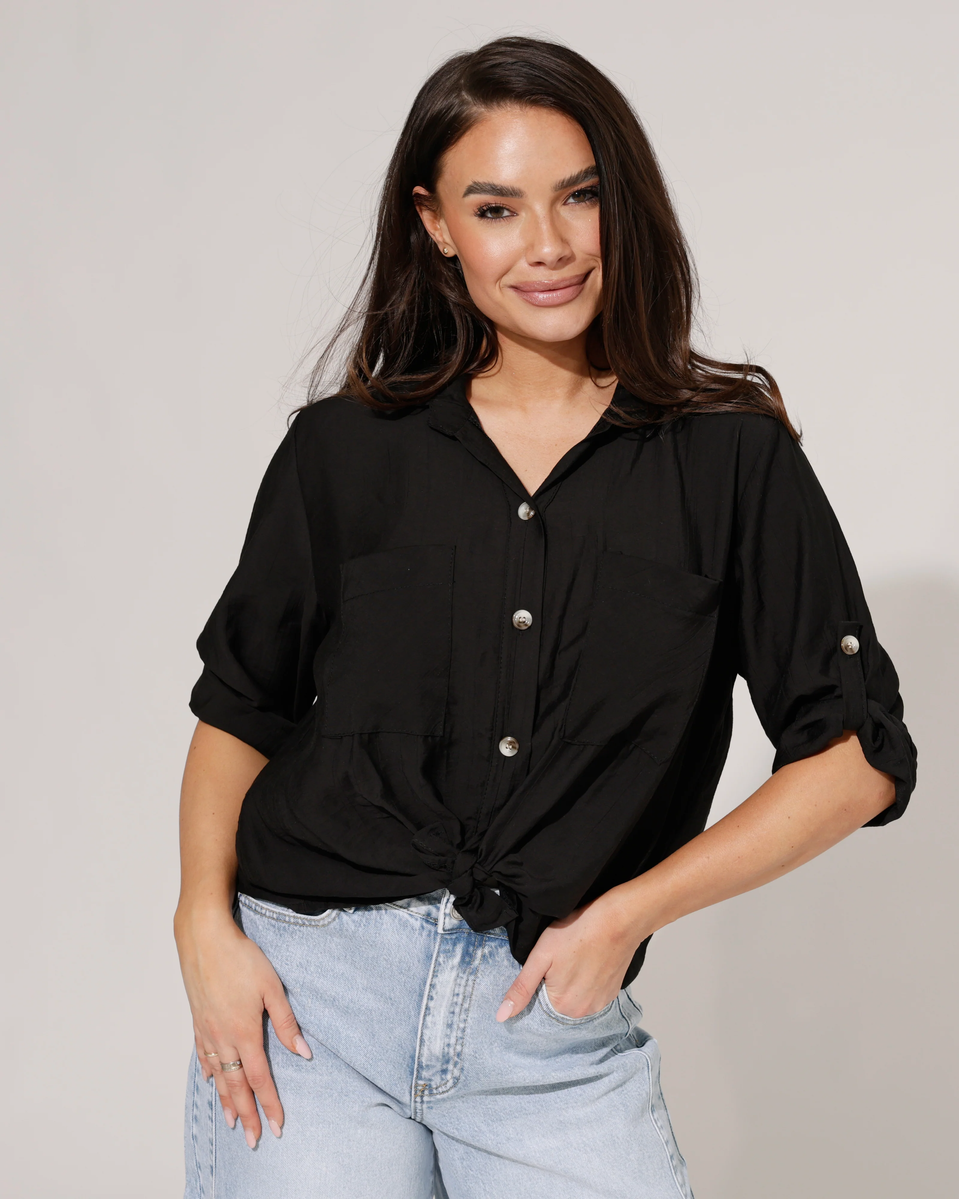 Blouse met knoop Milou Zwart - Image 2