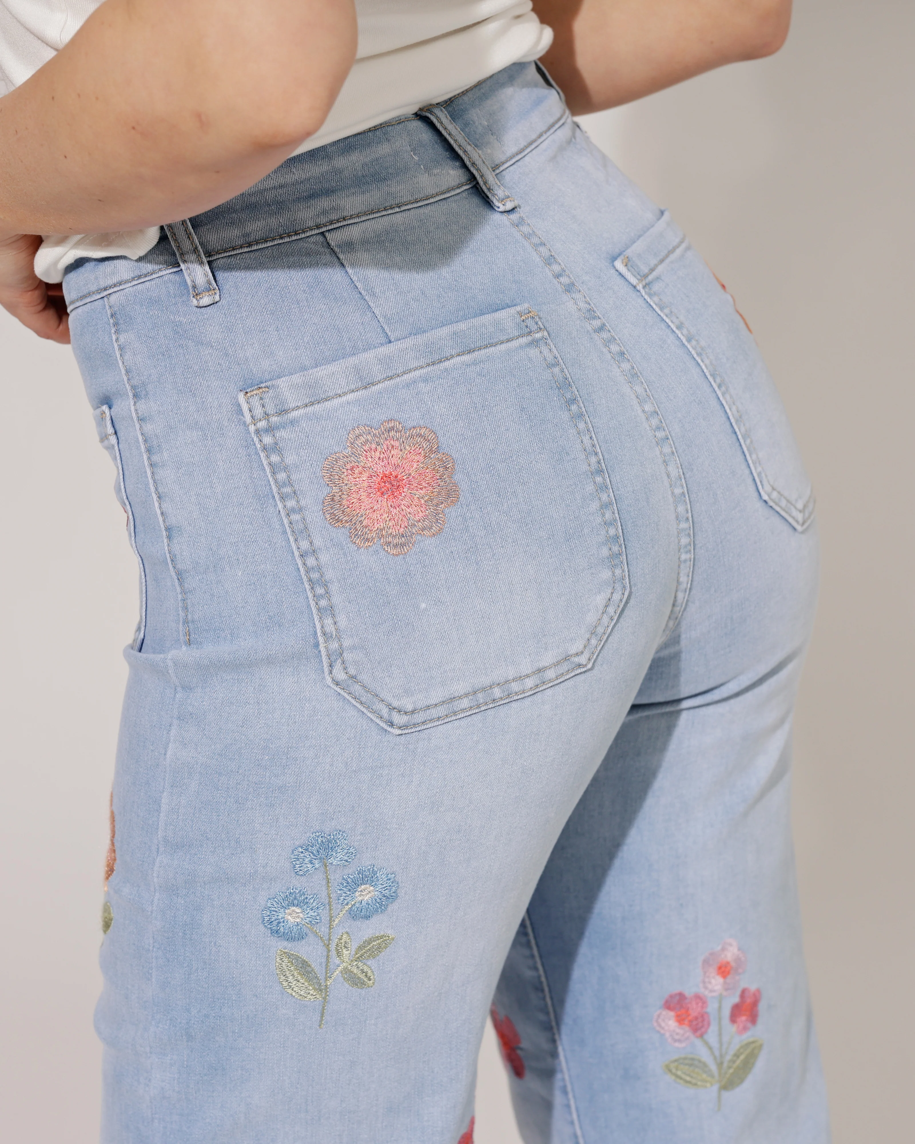 Maison Onado | Wide leg jeans met bloemen Bibi-N Lichtblauw - Image 5